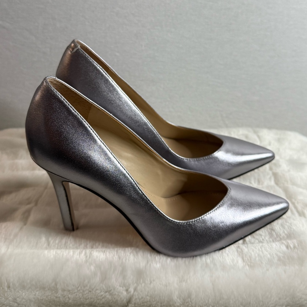 GUESS Silver Pumps 🤍